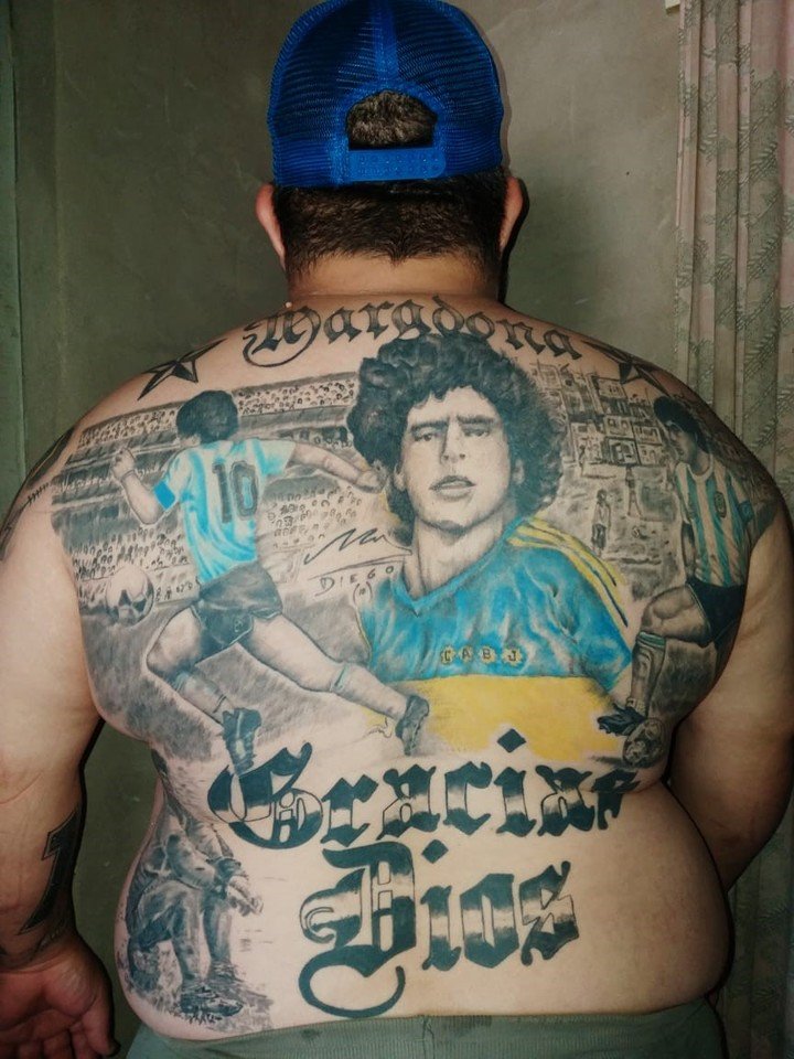 Maradona jako tatuaż na plecach